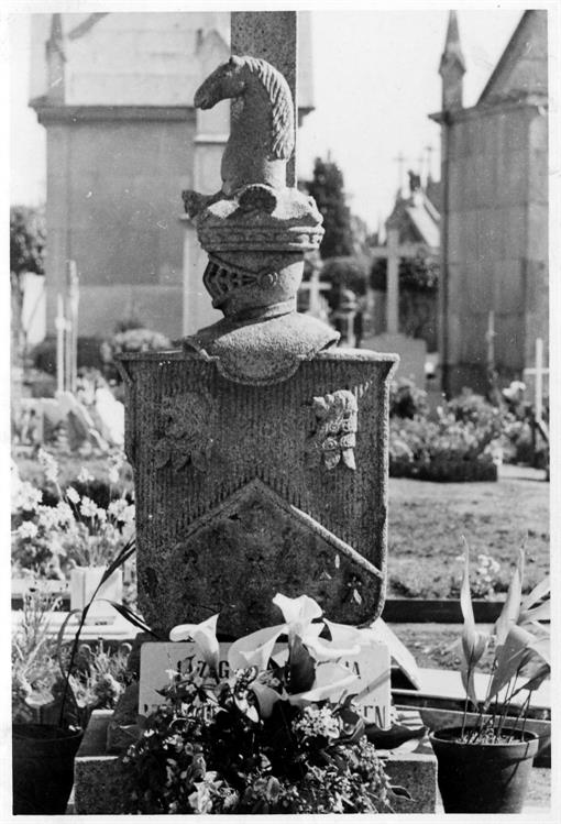 As pedras de armas do Porto : jazigo da família do Visconde de Vilar de Allen, no Cemitério de Agramonte, século XIX