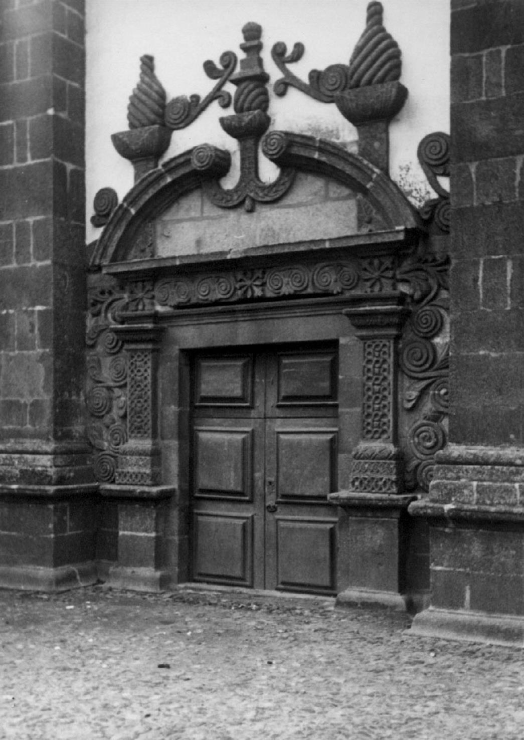Vila Flor : porta lateral da igreja matriz