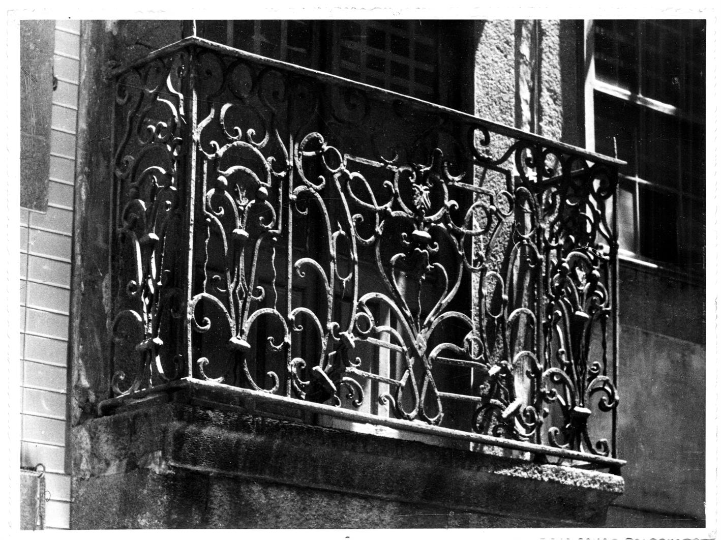Ferros forjados do Porto : varanda da casa n.º 92-96 da rua do Conde de Vizela