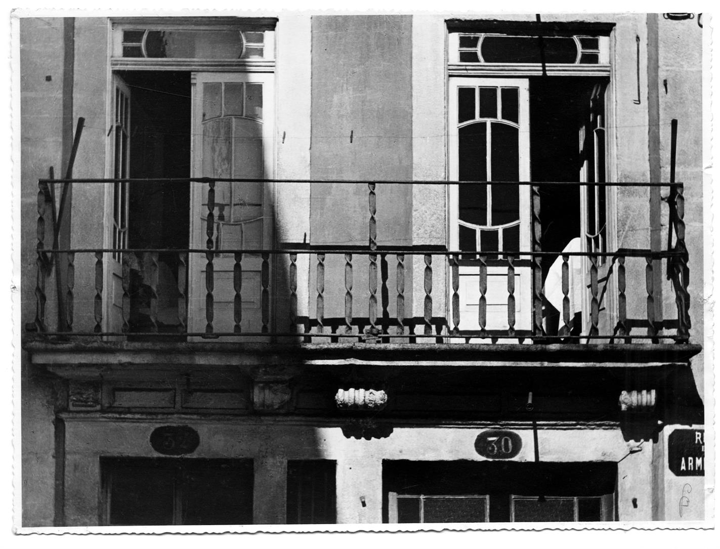 Ferros forjados do Porto : varanda da casa n.º 30-32 da rua da Arménia