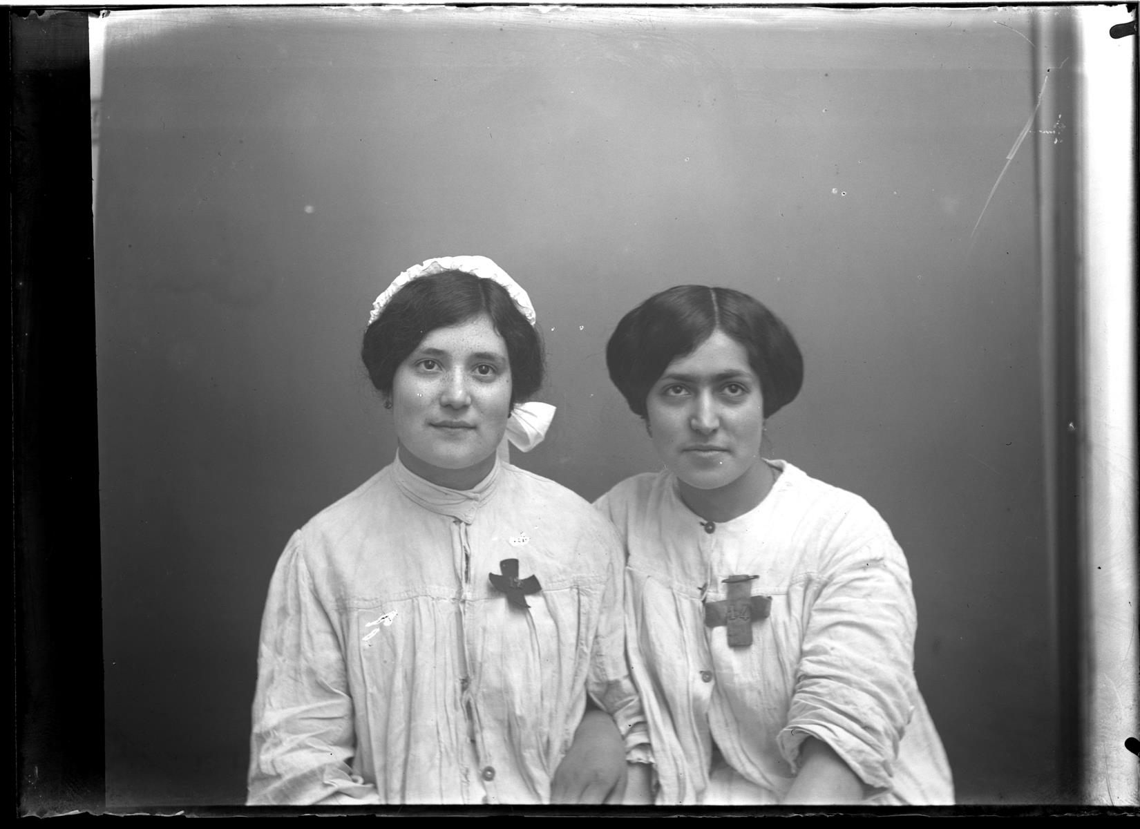 Retrato de duas voluntárias da Cruz Vermelha