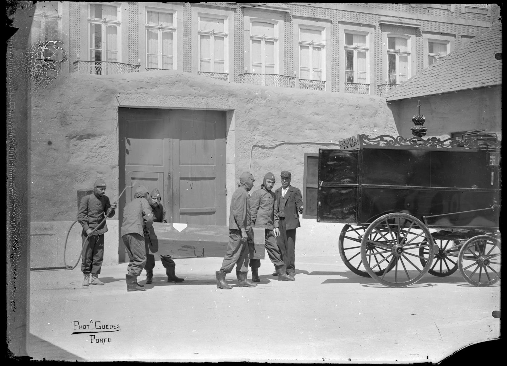 Peste Bubónica de 1899 : bombeiros desinfestando um caixão