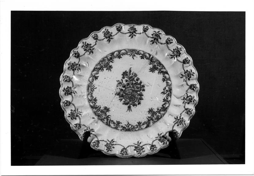 Cerâmica portuense : séculos XVIII e XIX : prato