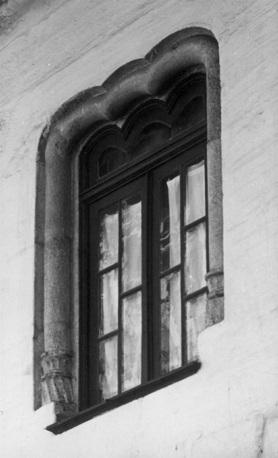 Chaves : janela duma casa na rua [de Santa Maria]