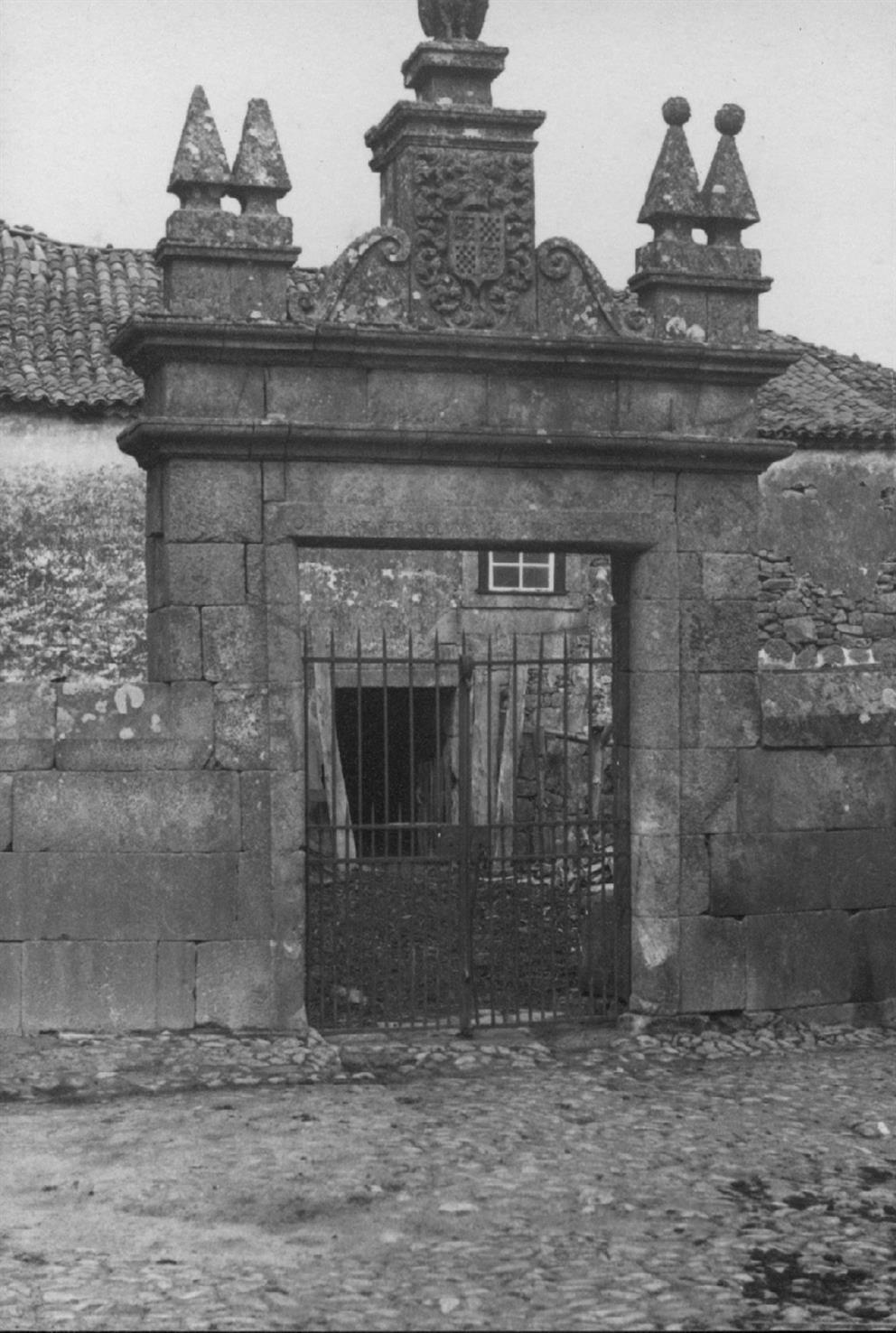 Leomil : concelho de Moimenta da Beira : portão de casa particular