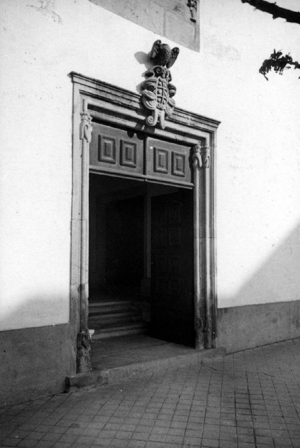 Viana do Castelo : porta da Casa da Condessa do Camarido