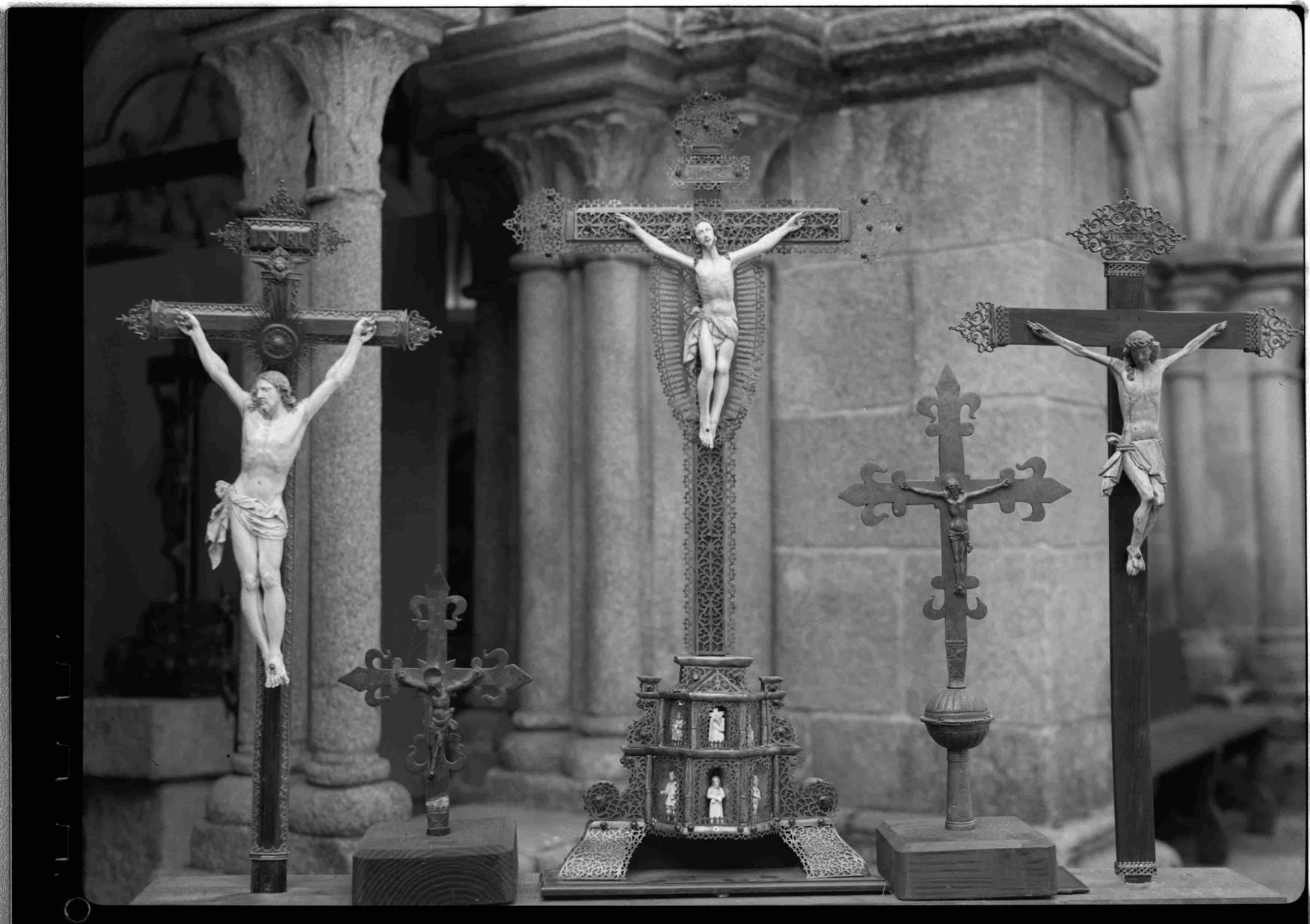 Cristo na Arte : algumas esculturas do séc. XII ao XIX existentes no Porto : cruzes e crucifíxos