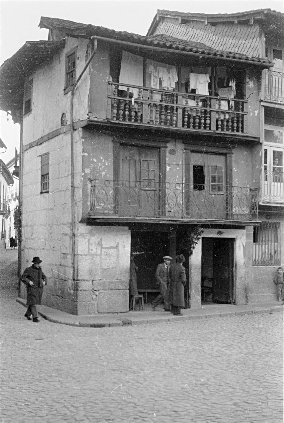Guimarães : uma casa no Largo de São Tiago