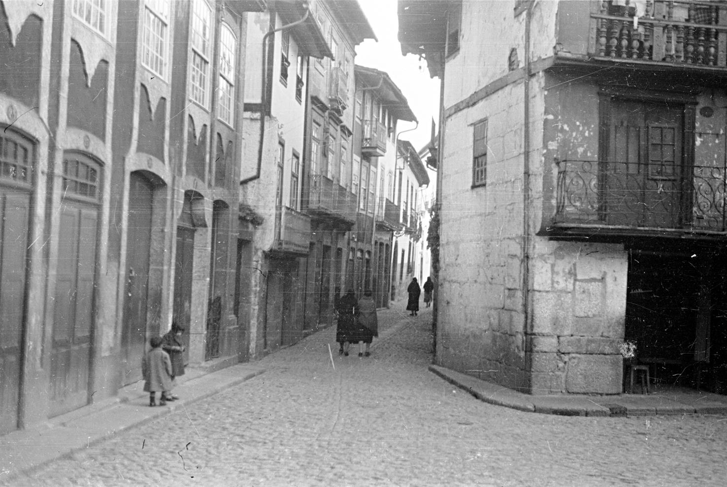Guimarães : uma casa no Largo de São Tiago