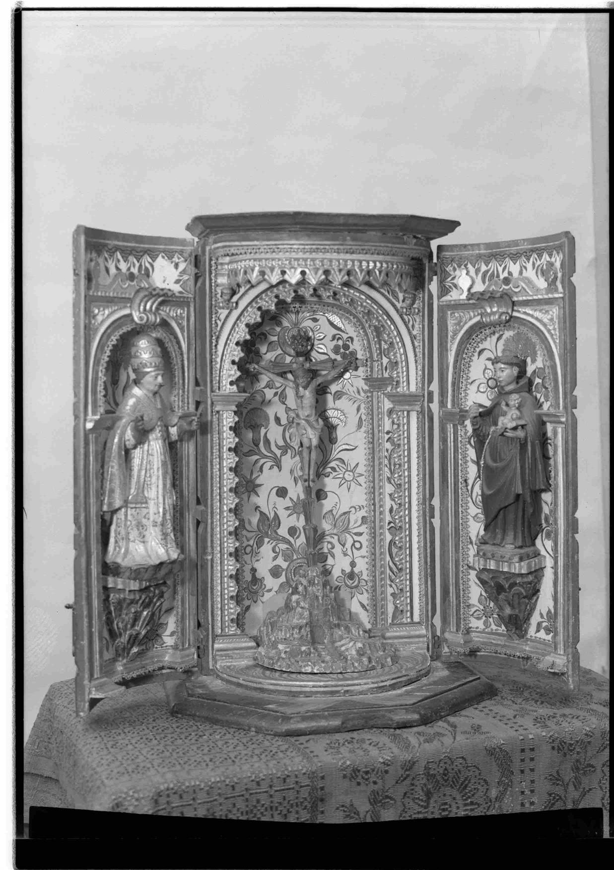 Cristo na Arte : algumas esculturas do séc. XII ao XIX existentes no Porto : oratório de viagem : madeira