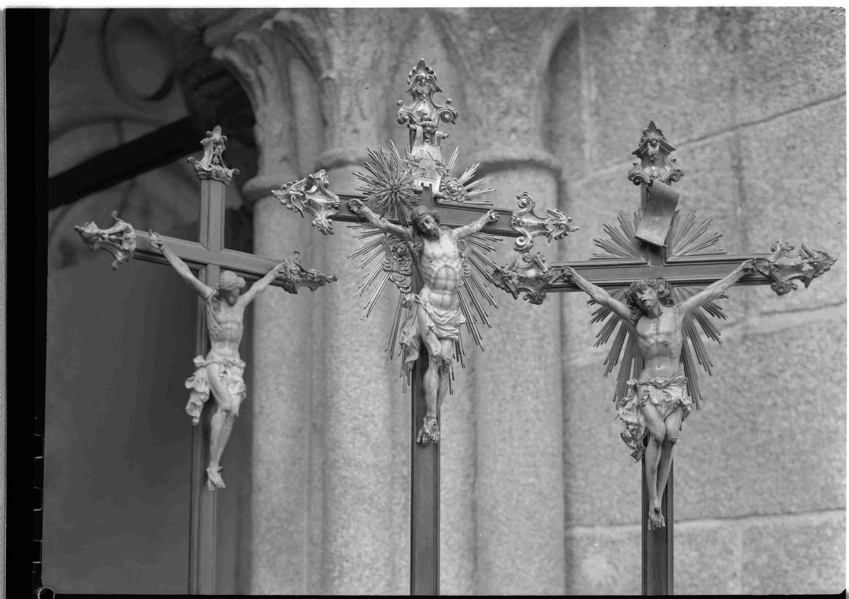Cristo na Arte : algumas esculturas do séc. XII ao XIX existentes no Porto : cruzes processionais : latão