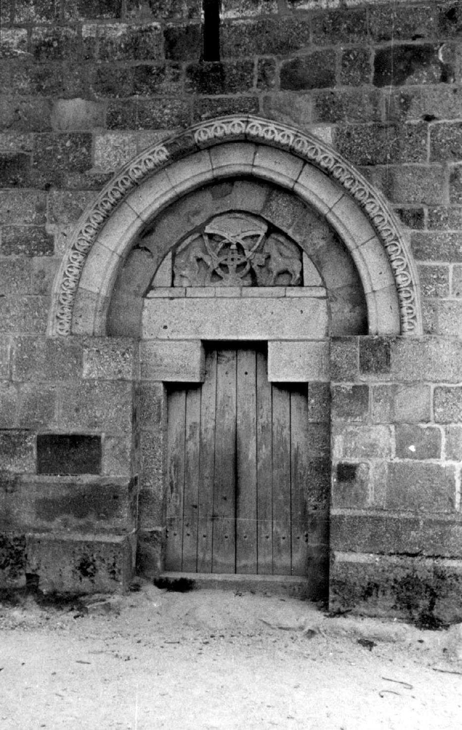 Bravães : concelho de Ponte da Barca : porta lateral norte da igreja matriz