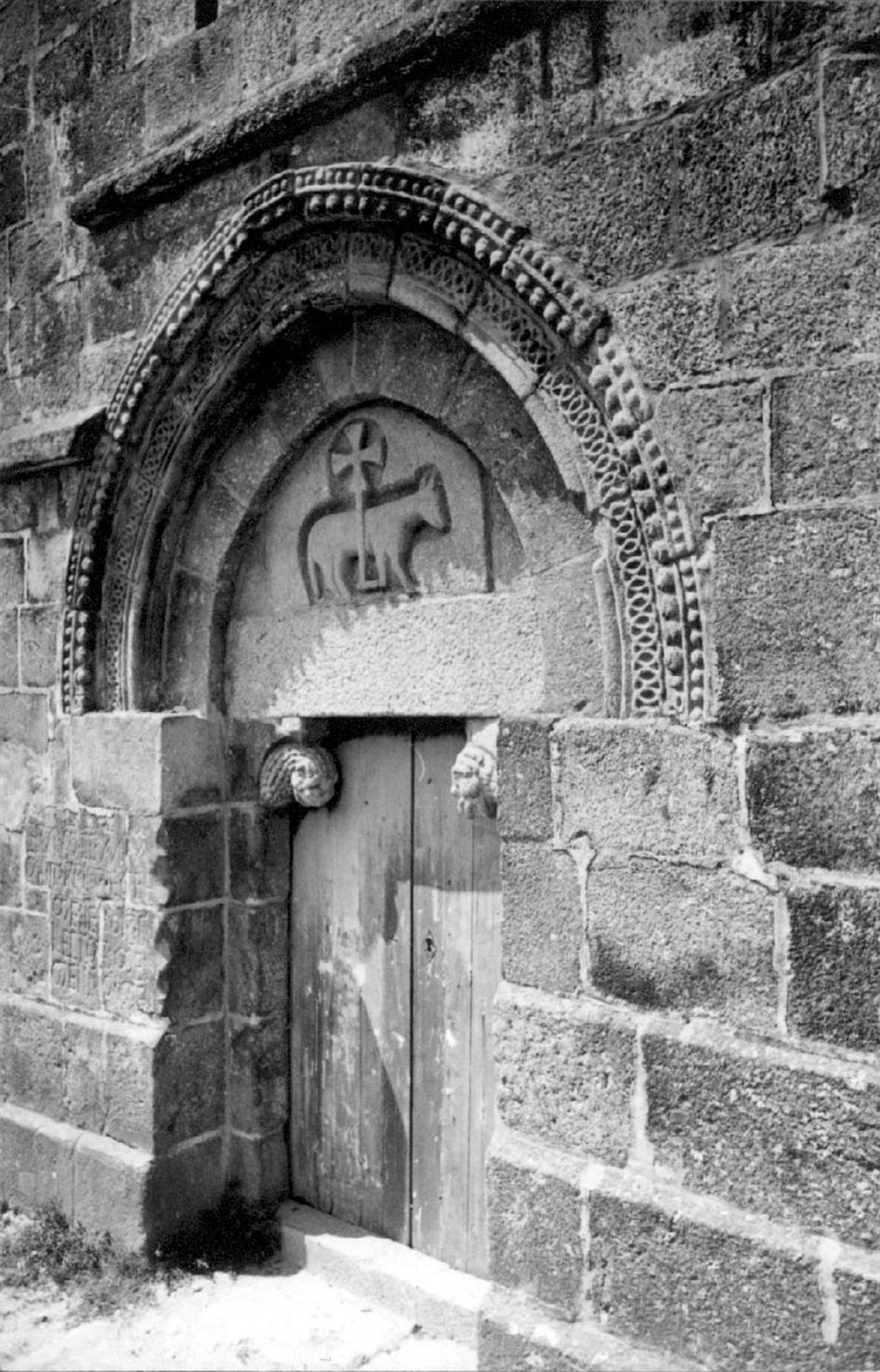 Bravães : concelho de Ponte da Barca : porta lateral sul da igreja matriz