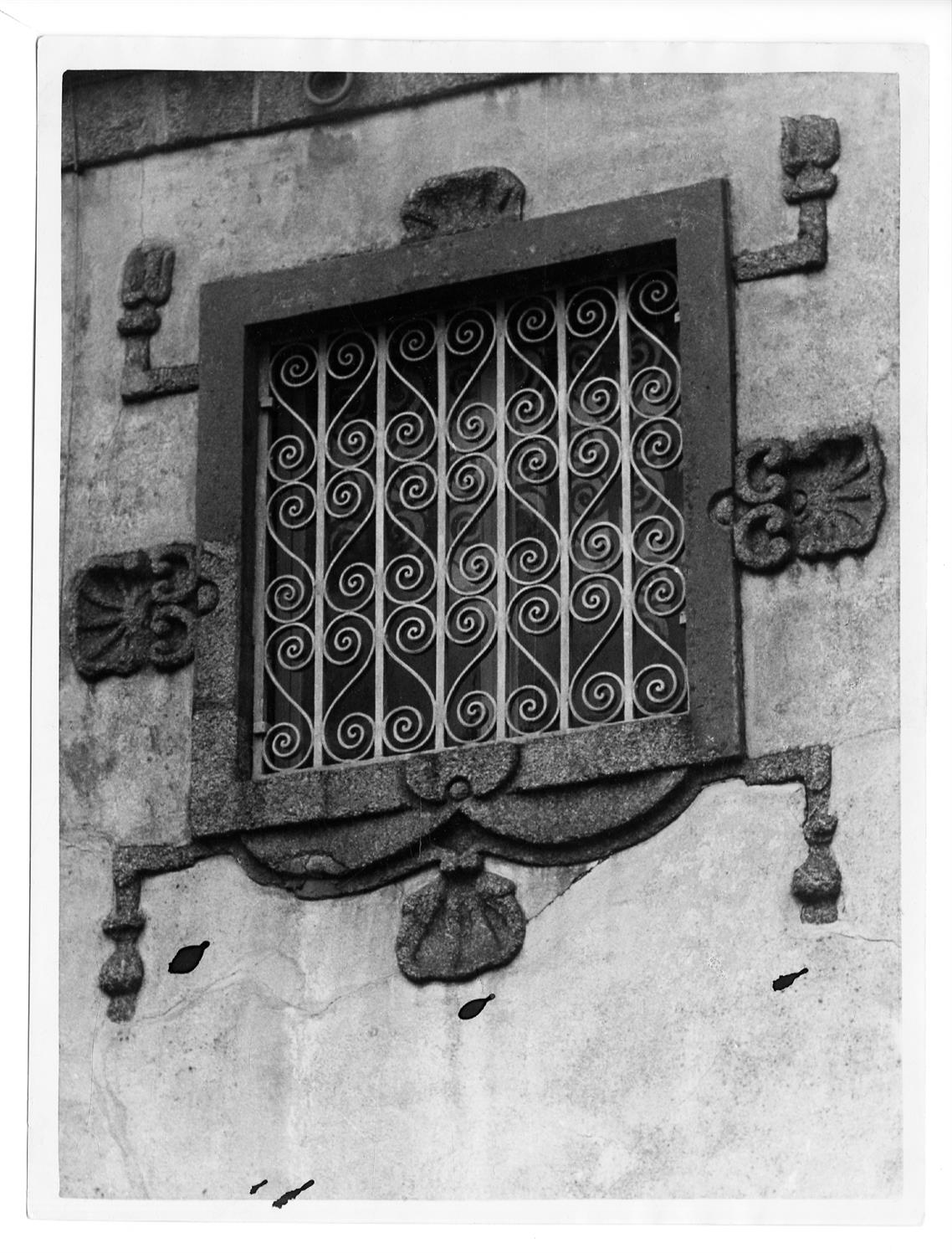Aspectos arqueológicos e artísticos da cidade do Porto : janela da casa n.º 49 da travessa de Santa Clara