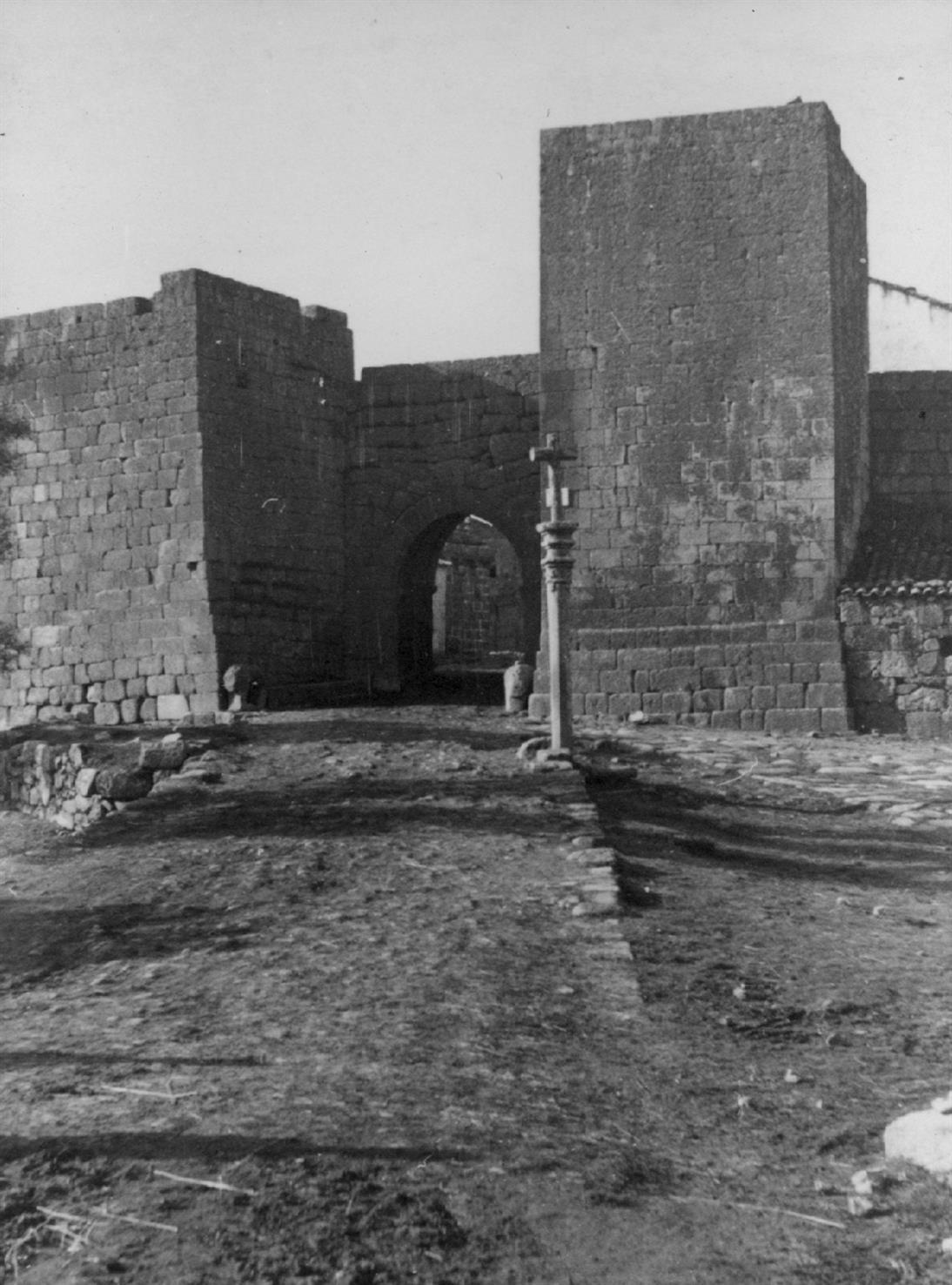 Castelo Mendo : concelho de Almeida : entrada da muralha