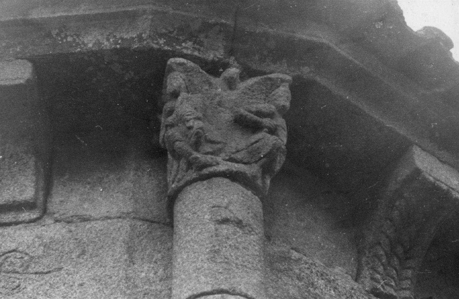 Ermida do Paiva : concelho de Castro Daire : capitel da abside da igreja matriz