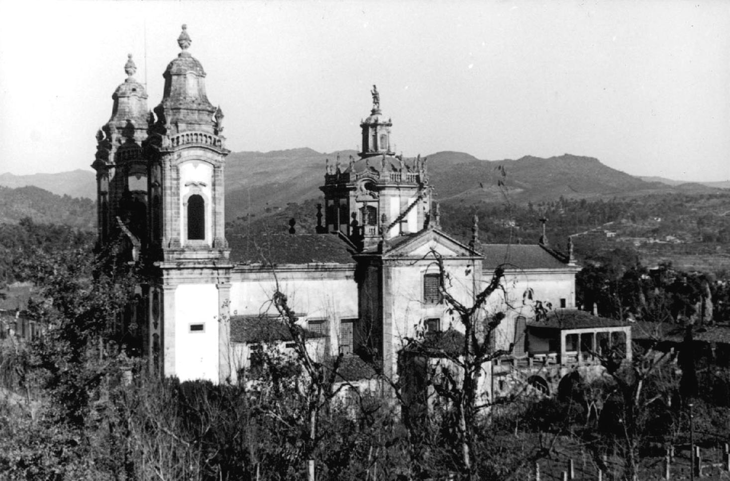 Cabeceiras de Basto : vista geral da igreja do Mosteiro de Refojos