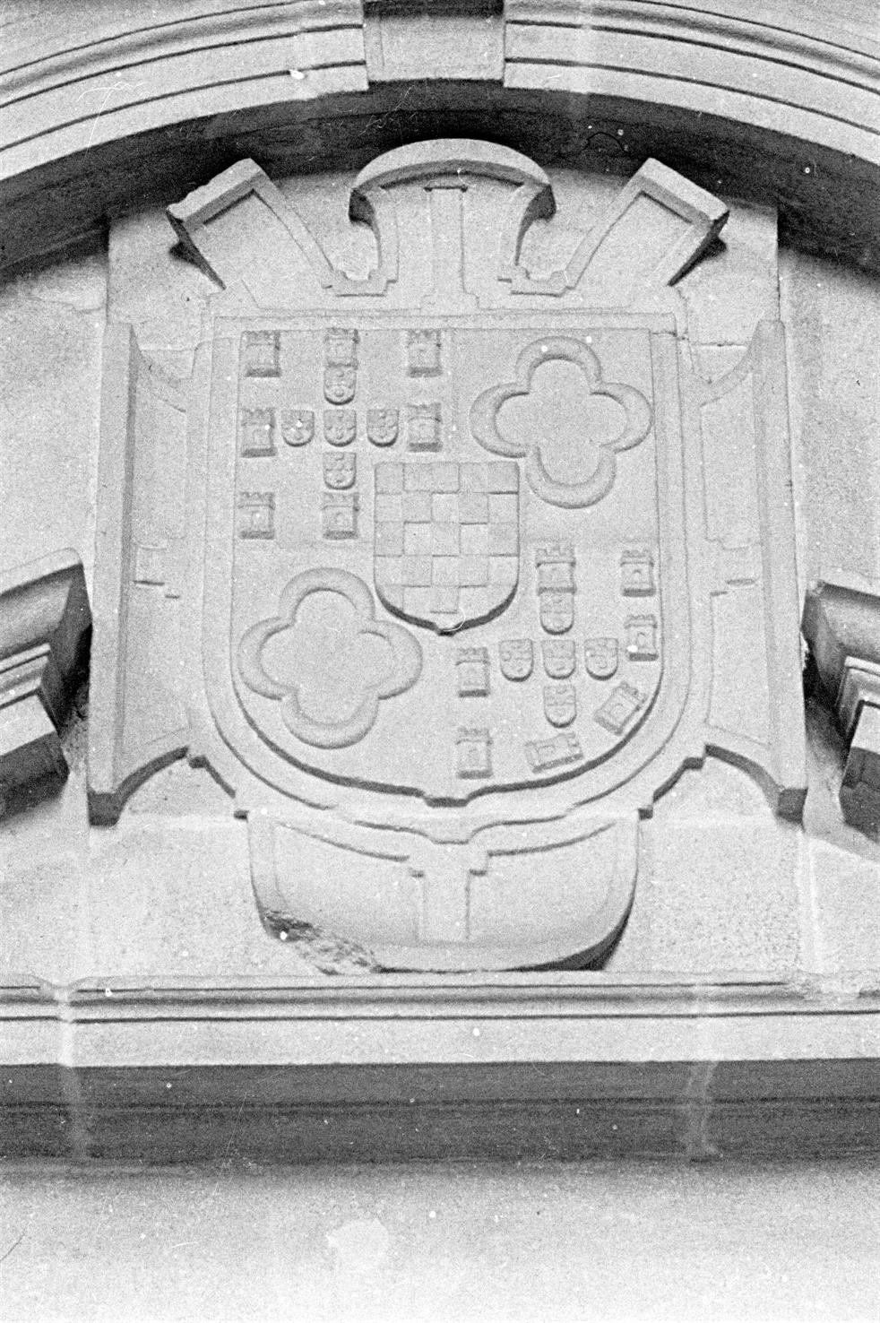 Porto : pedra de armas do portal da capela-oratório da Igreja de São Francisco