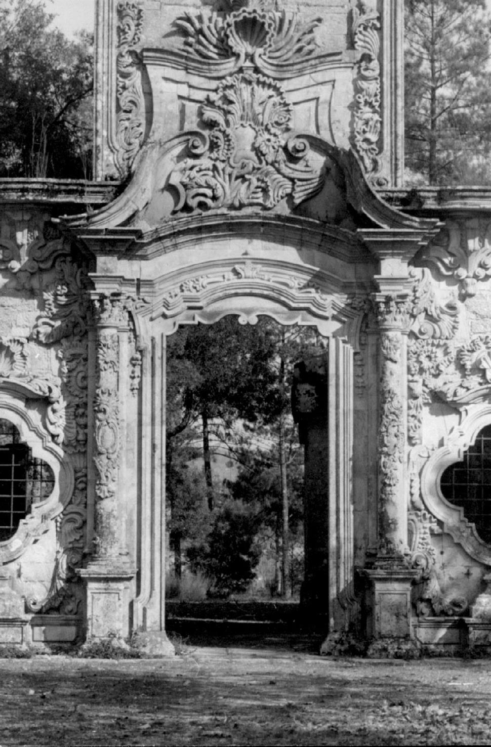 Vila Boa de Quires : concelho do Marco de Canaveses : porta principal das "Obras do Fidalgo"