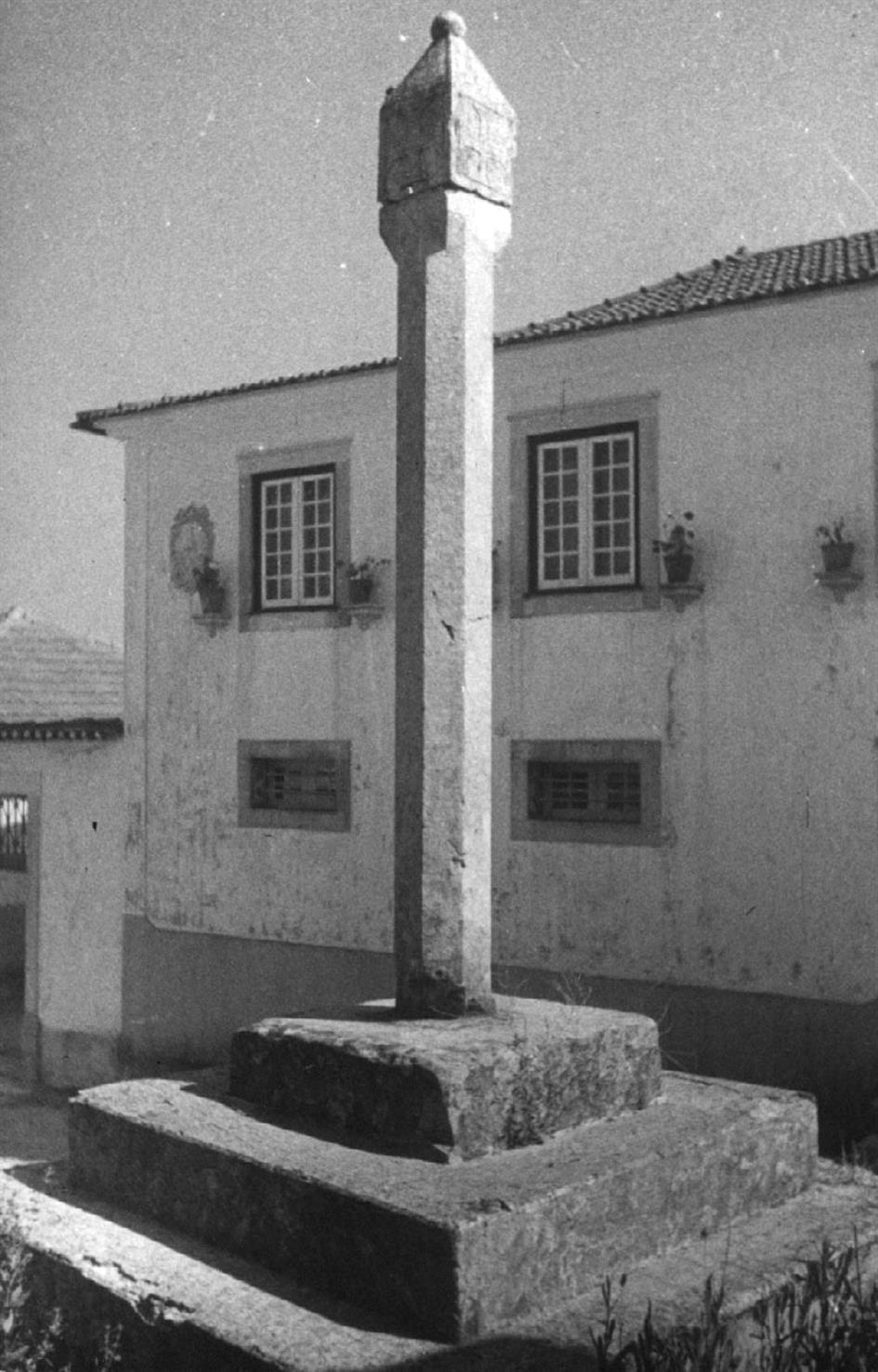 Carvalho : concelho de Penacova : distrito de Coimbra : [pelourinho]
