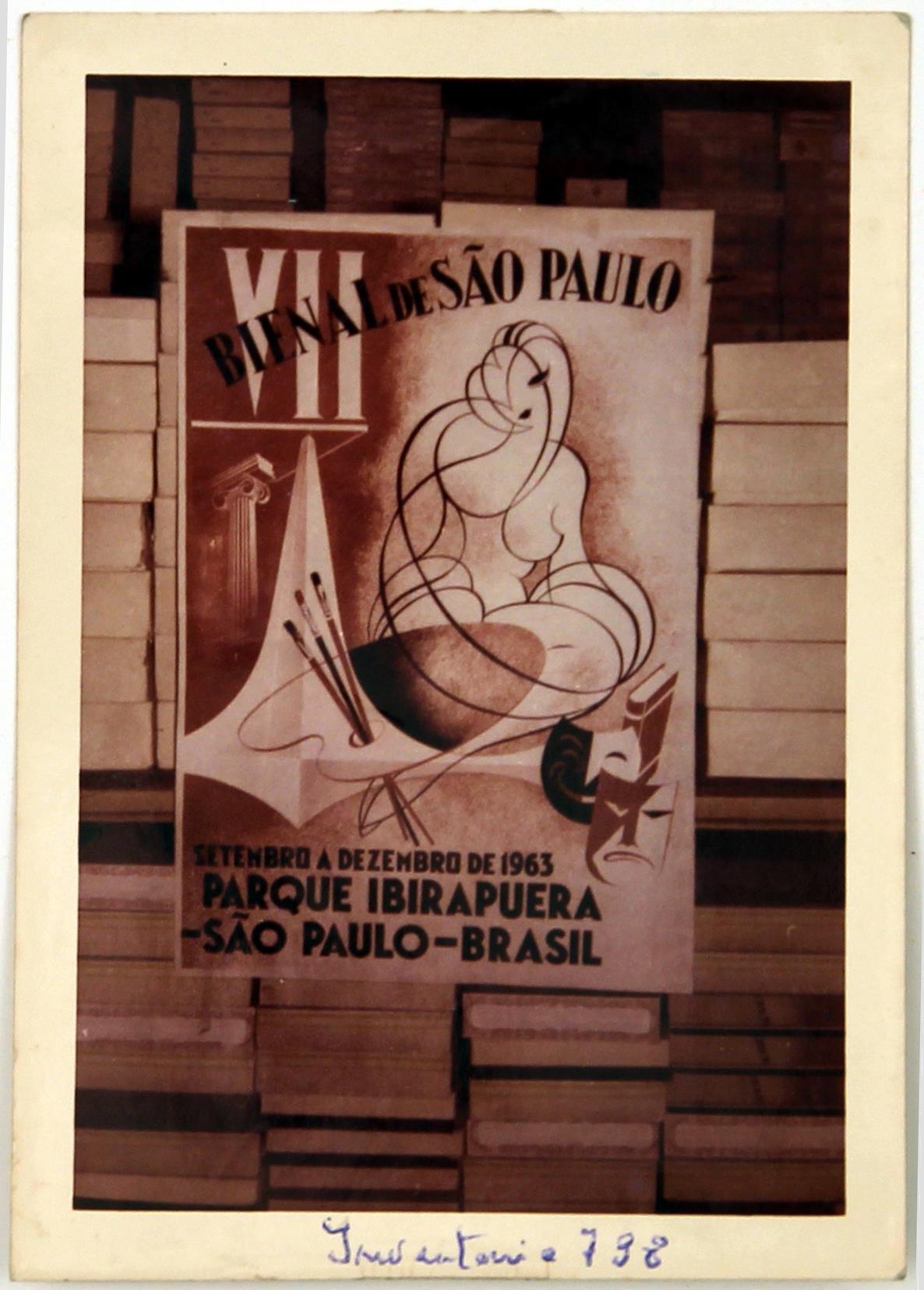 Fotografia tirada ao cartaz publicitário da VII Bienal de São Paulo