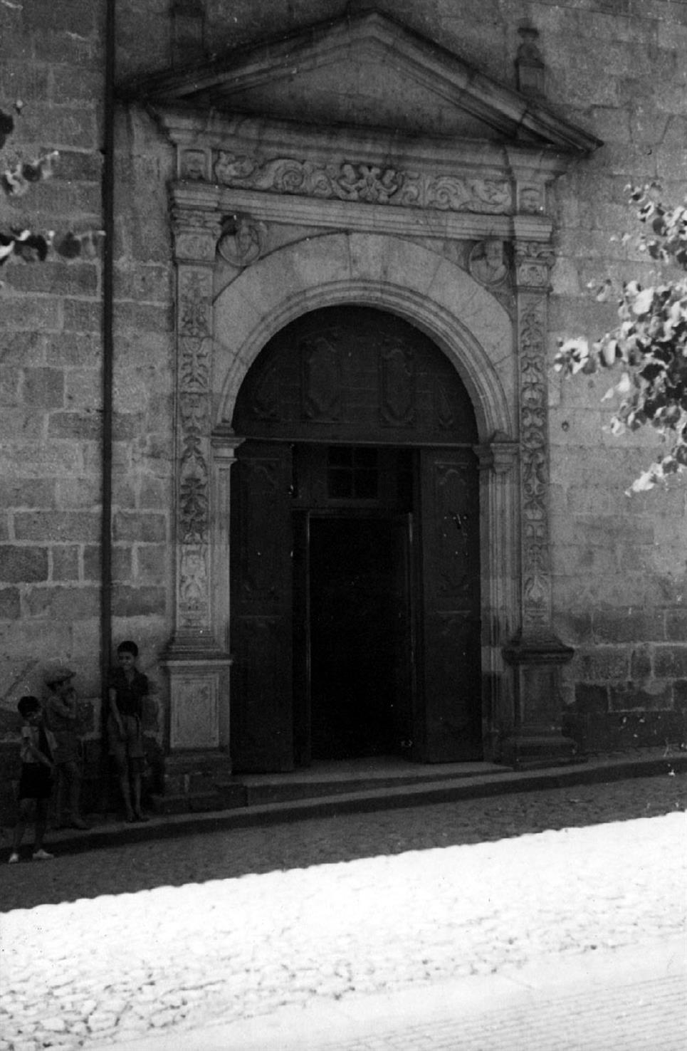 Chaves : porta lateral da igreja matriz