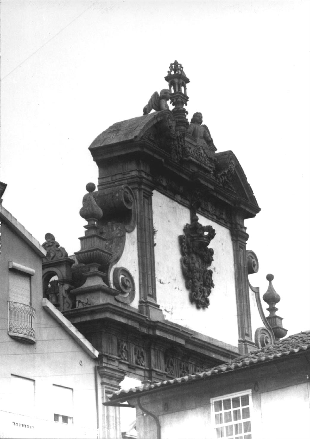 Chaves : remate superior da fachada principal da Igreja da Madalena