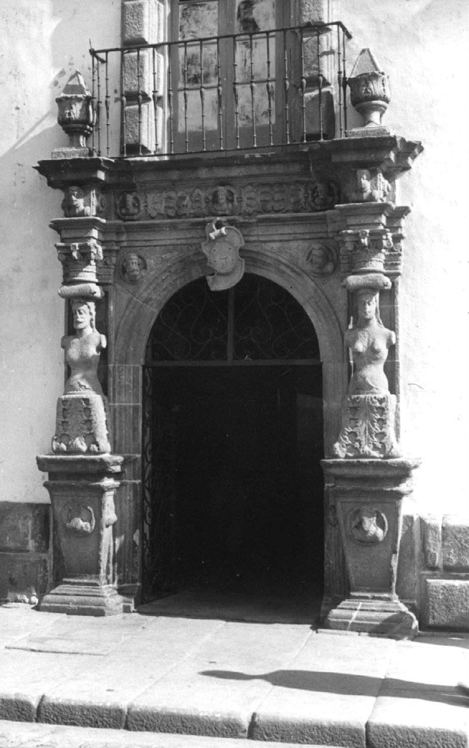 Viana do Castelo : porta da Misericórdia aribuída a João Lopes