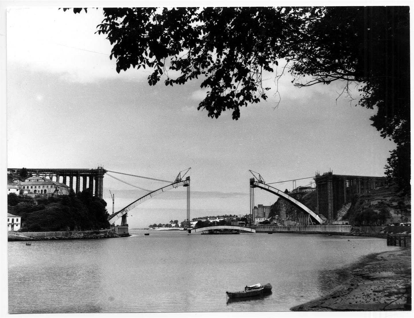 Porto - Gaia : as travessias do Rio Douro : construção da Ponte da Arrábida, 1962