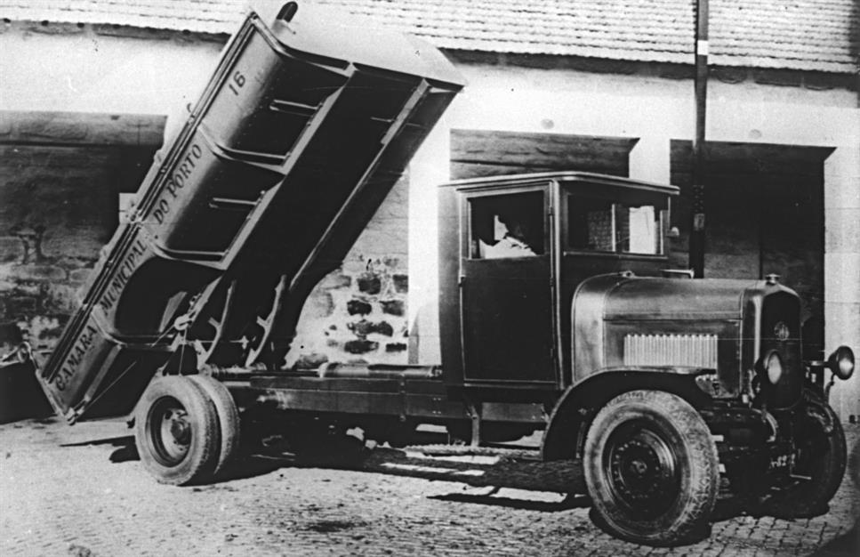 E... viva a limpeza! : o testemunho do Porto ao longo dos tempos : camioneta de caixa metálica com tampas e sisterna basculante para recolha e transporte de lixo : 1945