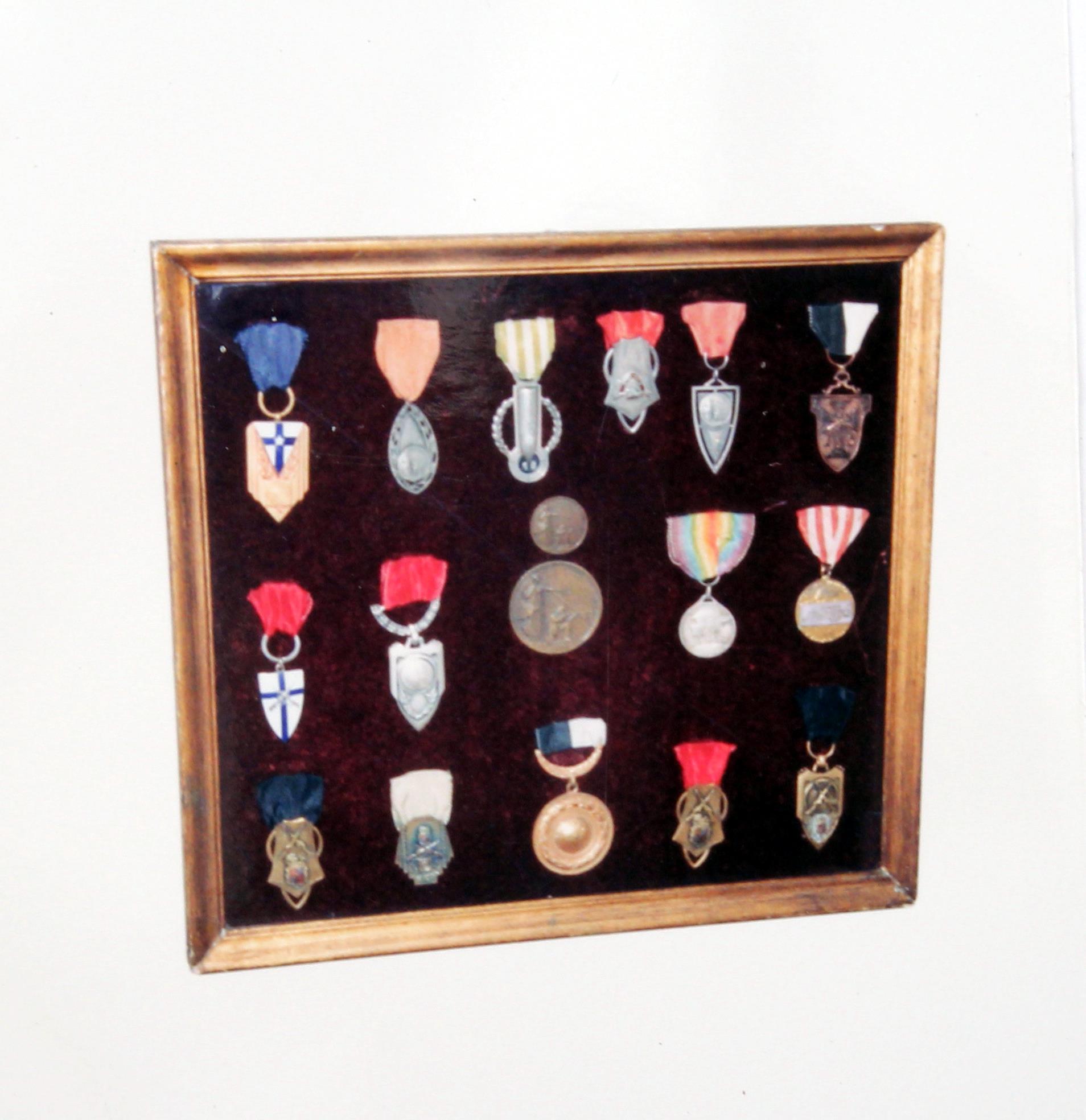 Cruz Caldas (2) : 1928-1946 : [conjunto de medalhas ganhas por Cruz Caldas em tiro de guerra]