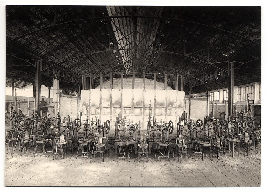 Companhia da Fábrica de Garrafas na Amora : interior de um dos pavilhões com maquinaria : ca. 1920/30