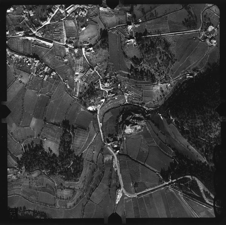[Fotografia aérea da cidade do Porto : 1939-1940 : fiada 30, n.º 562]