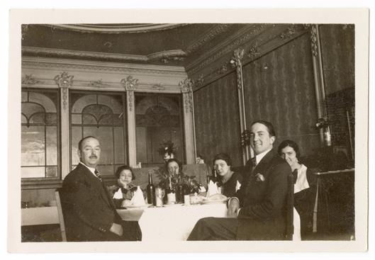 A família [Recarey] e amigos no salão de banquetes