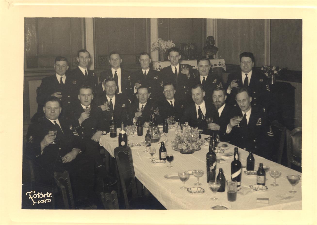 [Restaurante Comercial : banquete dos] Oficiais da Marinha Inglesa