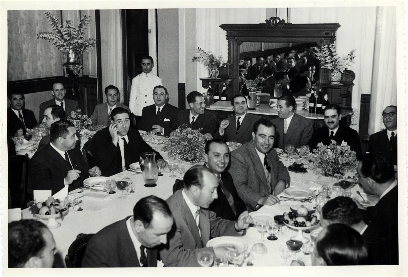 [Restaurante Comercial] : 3.º jantar de confraternização dos alunos dos anos de 1924/34 das Escolas Preparatórias e Comercial de Mouzinho da Silveira