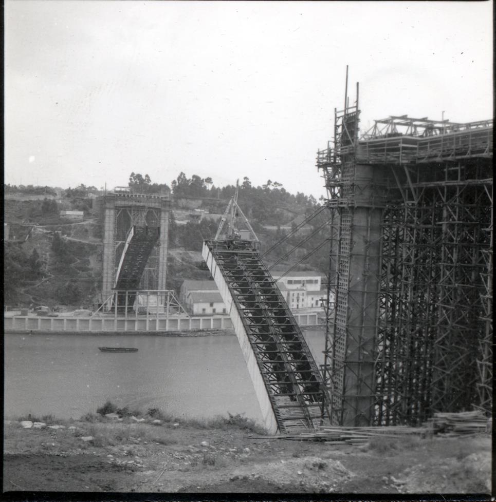 Construção da Ponte da Arrábida : cimbres laterais