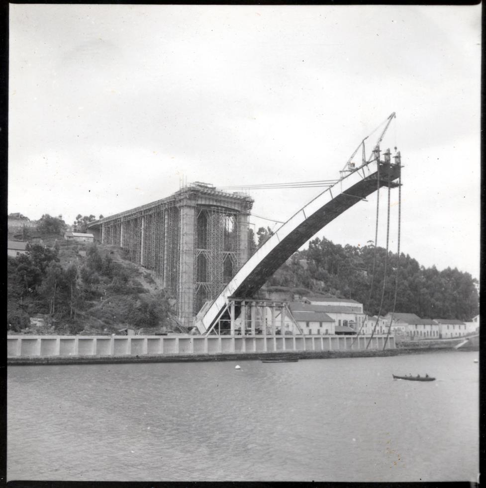 Construção da Ponte da Arrábida : cimbres laterais