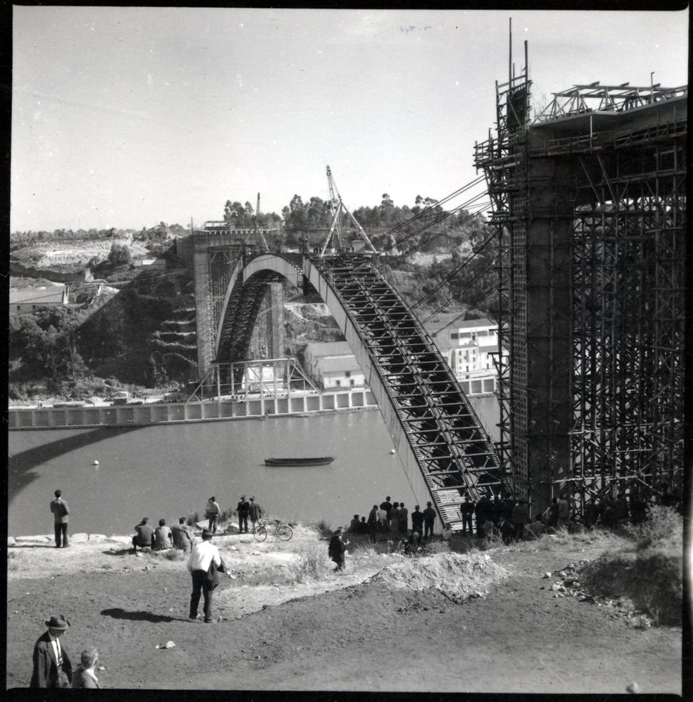 Construção da Ponte da Arrábida : montagem do tramo central
