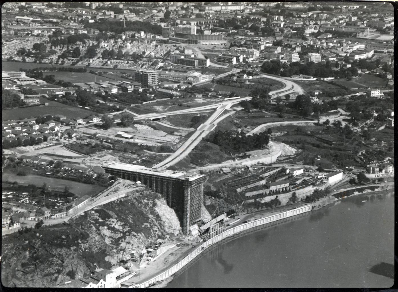Construção da Ponte da Arrábida e acessos : vistas aéreas