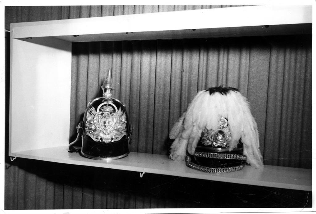 Exposição Histórico-Militar : capacetes de D. Pedro V e D. Carlos I : séc. XIX-XX