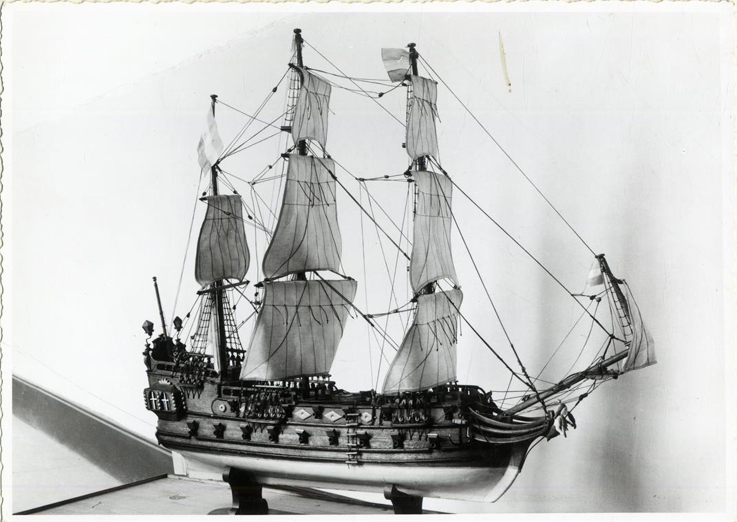 Exposição Histórico-Militar : modelo de três mastros : séc. XVII