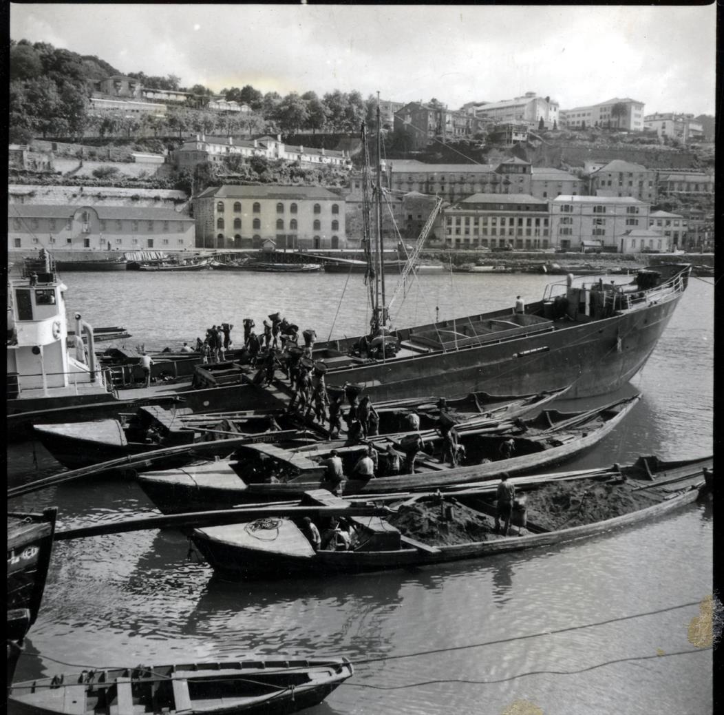 Margens do Rio Douro : embarcações na margem sul