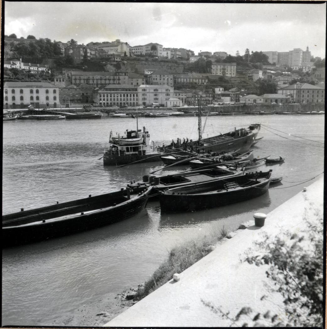 Margens do Rio Douro : embarcações na margem sul