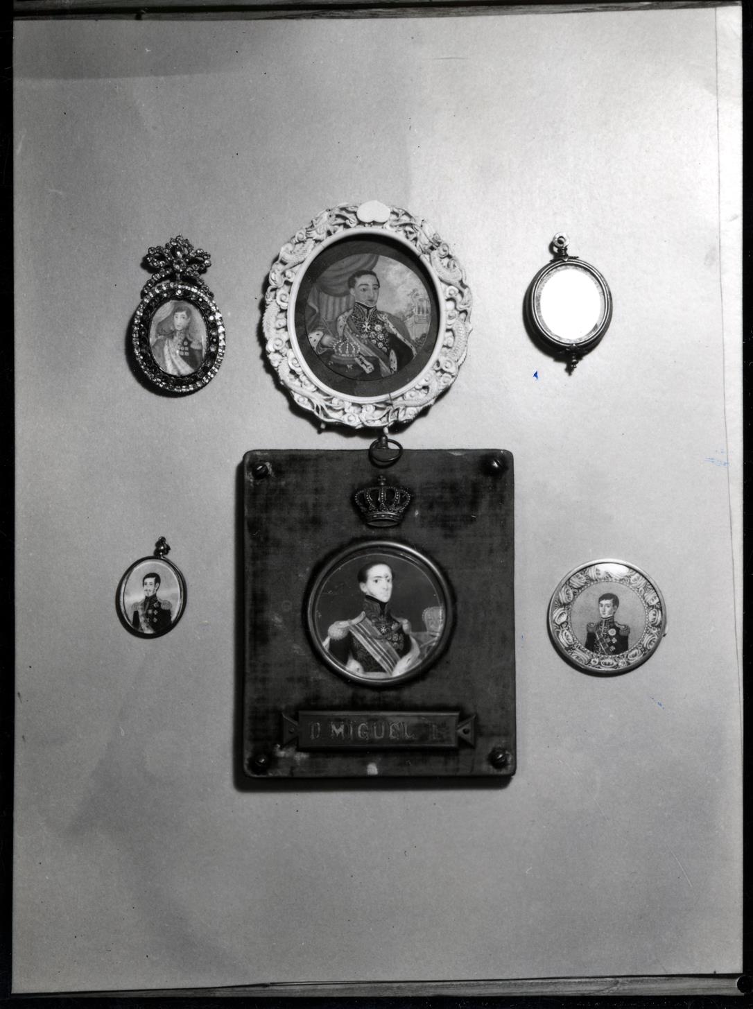 Exposição evocativa de el-rei D. Miguel I : miniaturas em medalhão