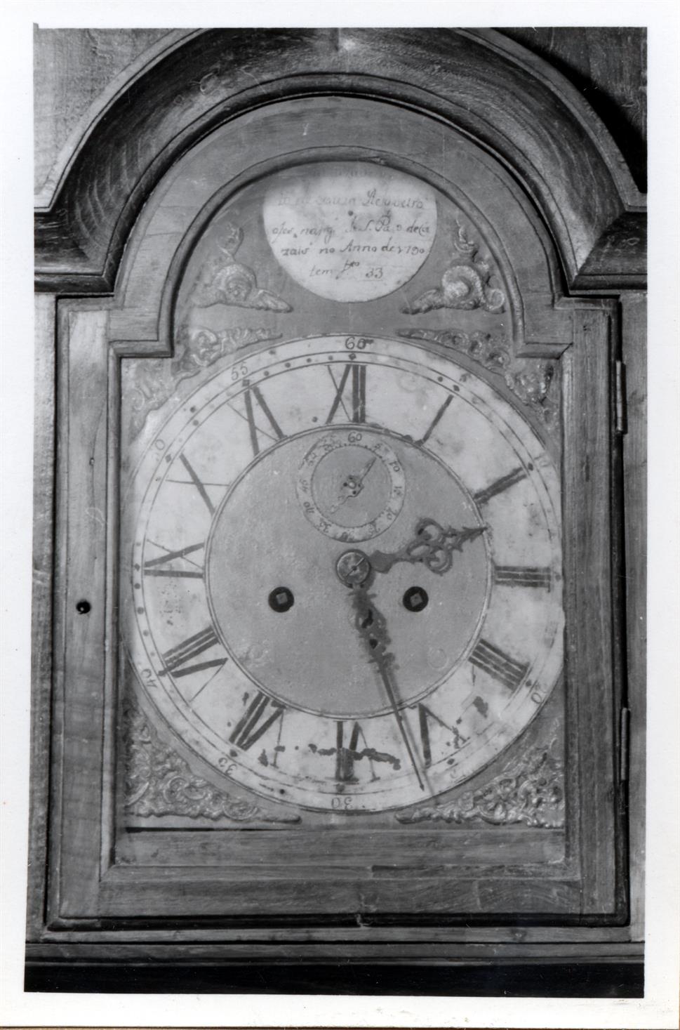 Exposição de relógios do século XVI ao XIX : relógios de caixa alta : pormenor