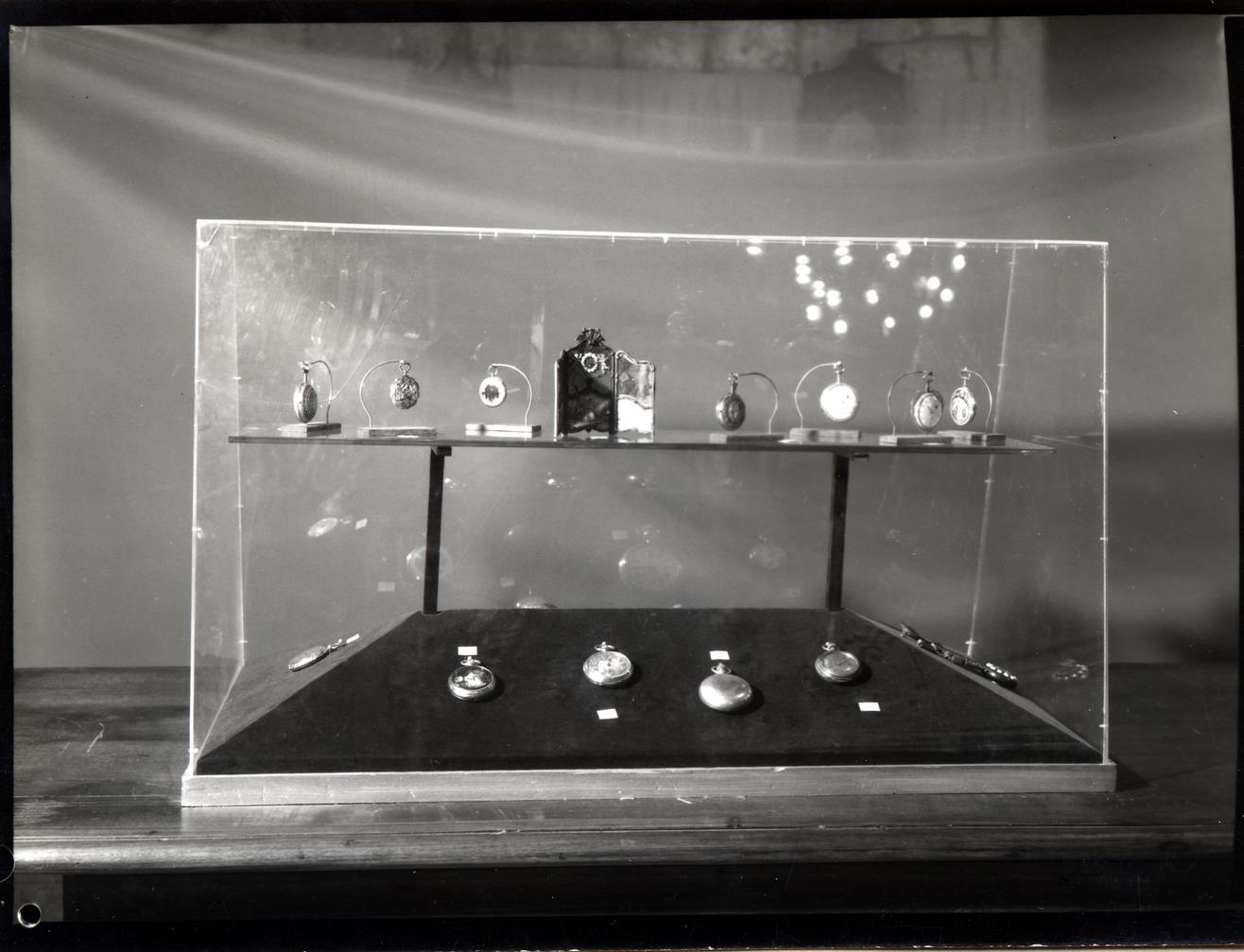 Exposição de relógios do séc. XVI ao XIX : vitrinas com miniaturas