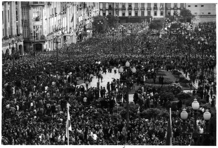 Visita do Presidente do Conselho ao Porto : multidão em frente à Câmara Municipal