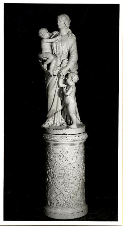 Exposição de cerâmica portuense : séculos XVIII e XIX : coluna com a figura «Caridade»