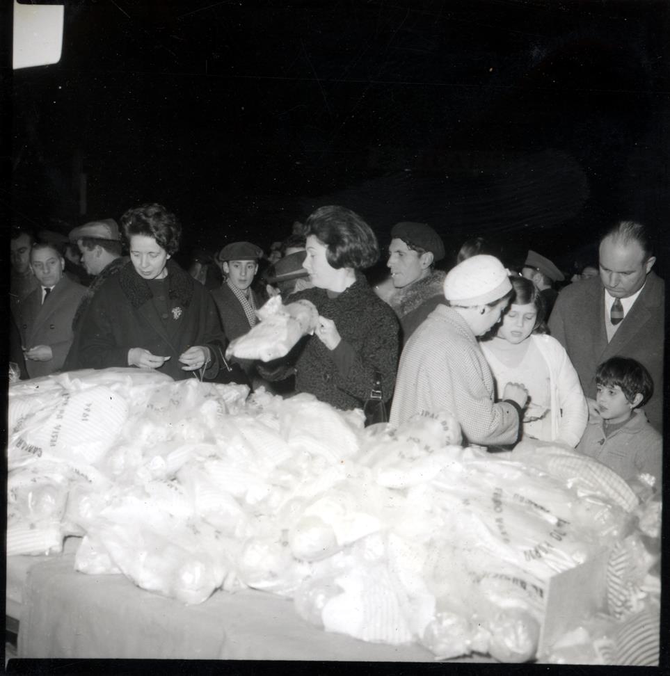 Distribuição de brinquedos aos filhos dos funcionários no Natal de 1964 : Palácio de Cristal